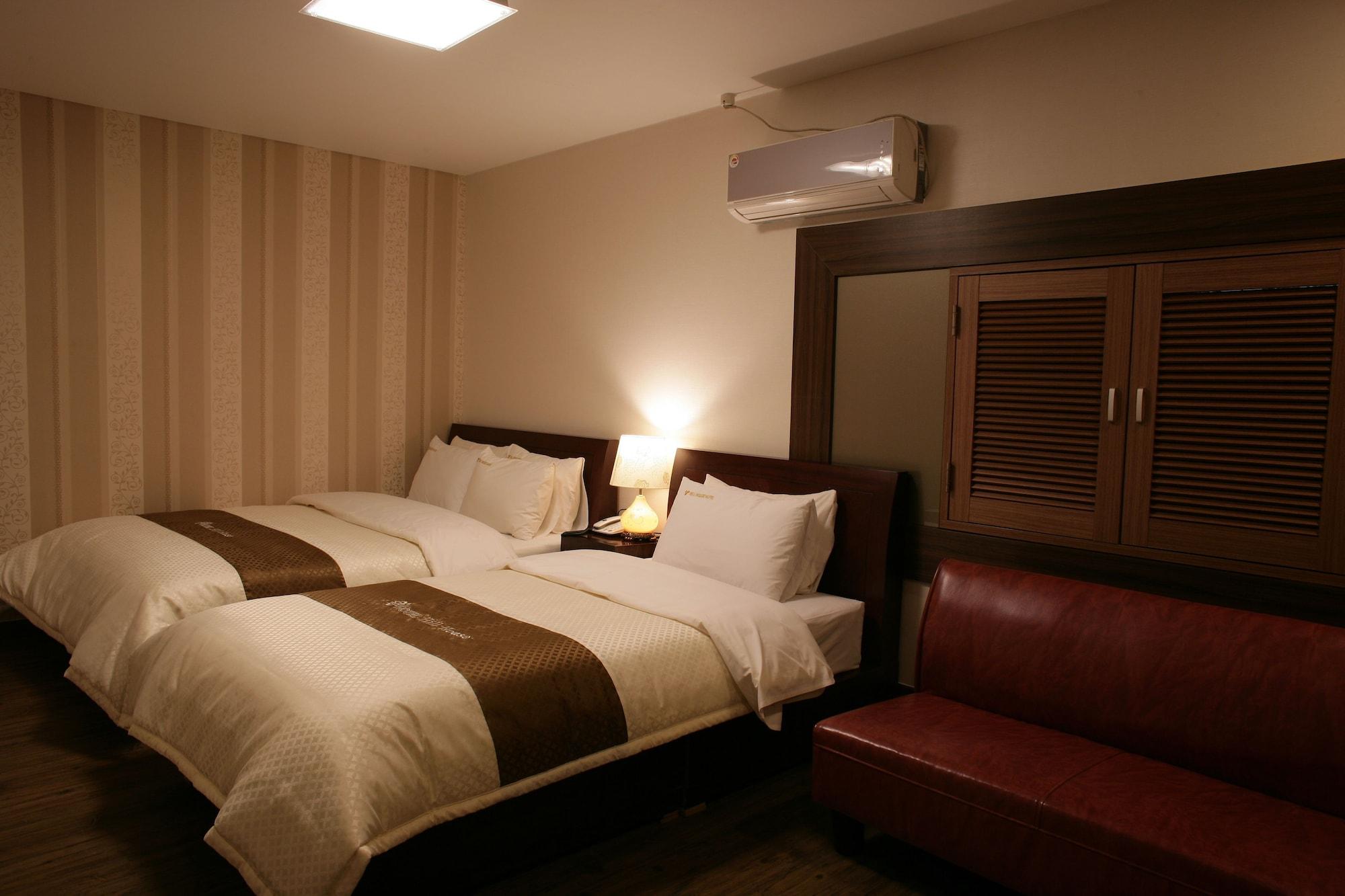 Hill House Myeongdong 3*